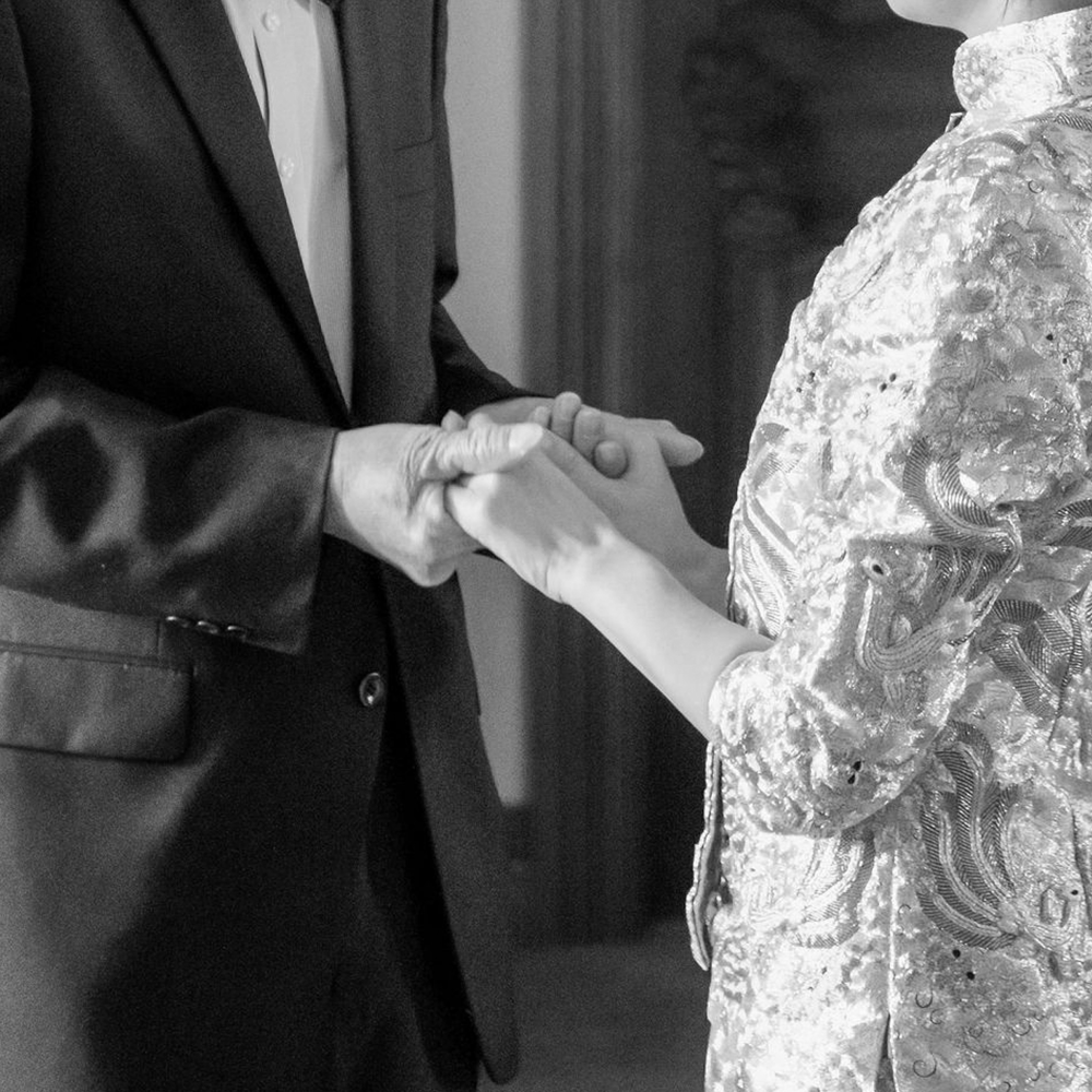 THE GUDING HANDS